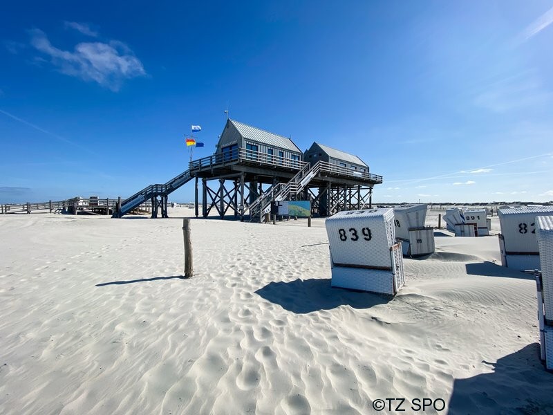 ©TZ SPO Ording Strand Pfahlbau Sommer Strandkörbe Strandkorb Strandaufsicht JPG 800px